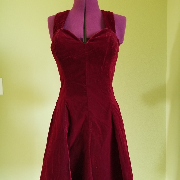 Red velvet evening gown - Picture 1 of 4
